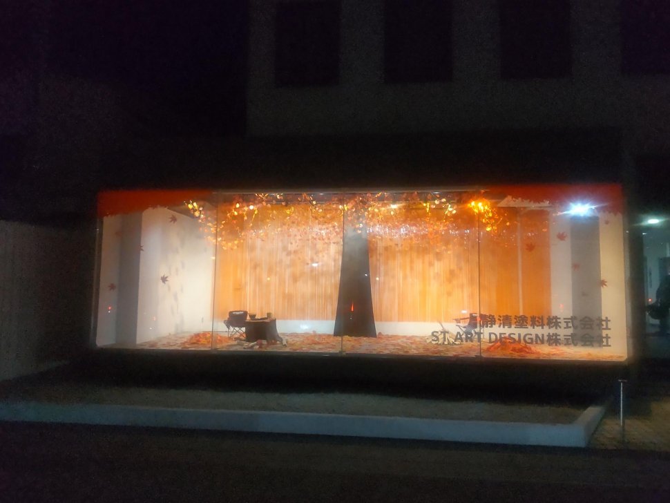 ショーウインドウ　秋　夜　ライトアップ