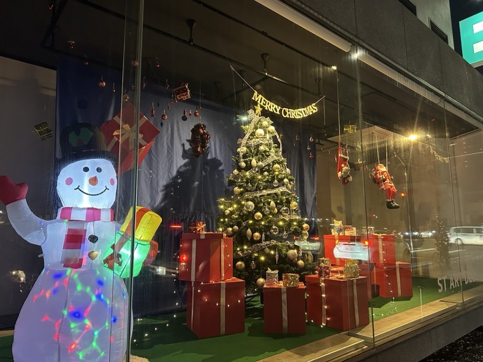ショーウインドウ、メリークリスマス、静清塗料
